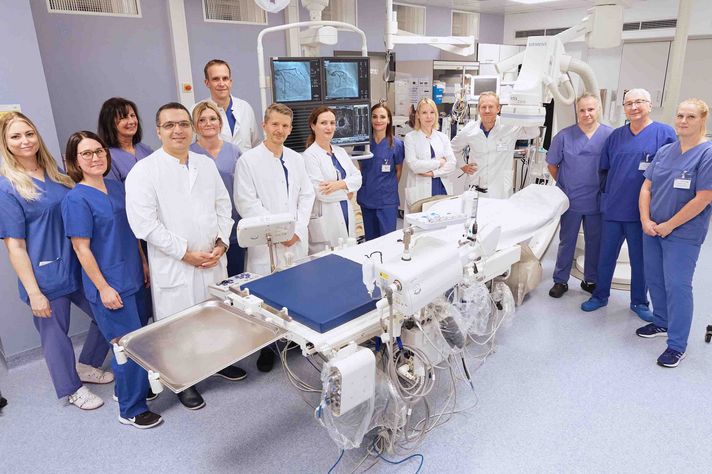Ein Gruppenfoto von Pflegerinnen und Pflegern sowie Ärztinnen und Ärzten unserer Klinik für Herz-, Lungen- und Gefäßkrankheiten