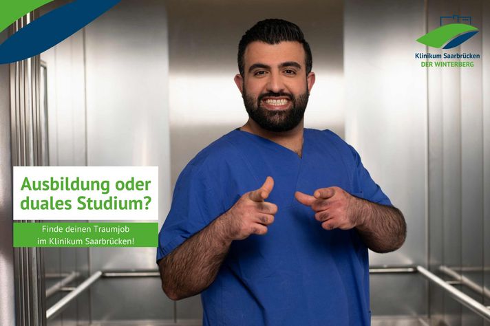 Pflege-Azubi Mohammad steht in einem Aufzug und lächelt in die Kamera. Neben ihm steht der Text: Ausbildung oder duales Studium? Finde deinen Traumjob im Team Winterberg!