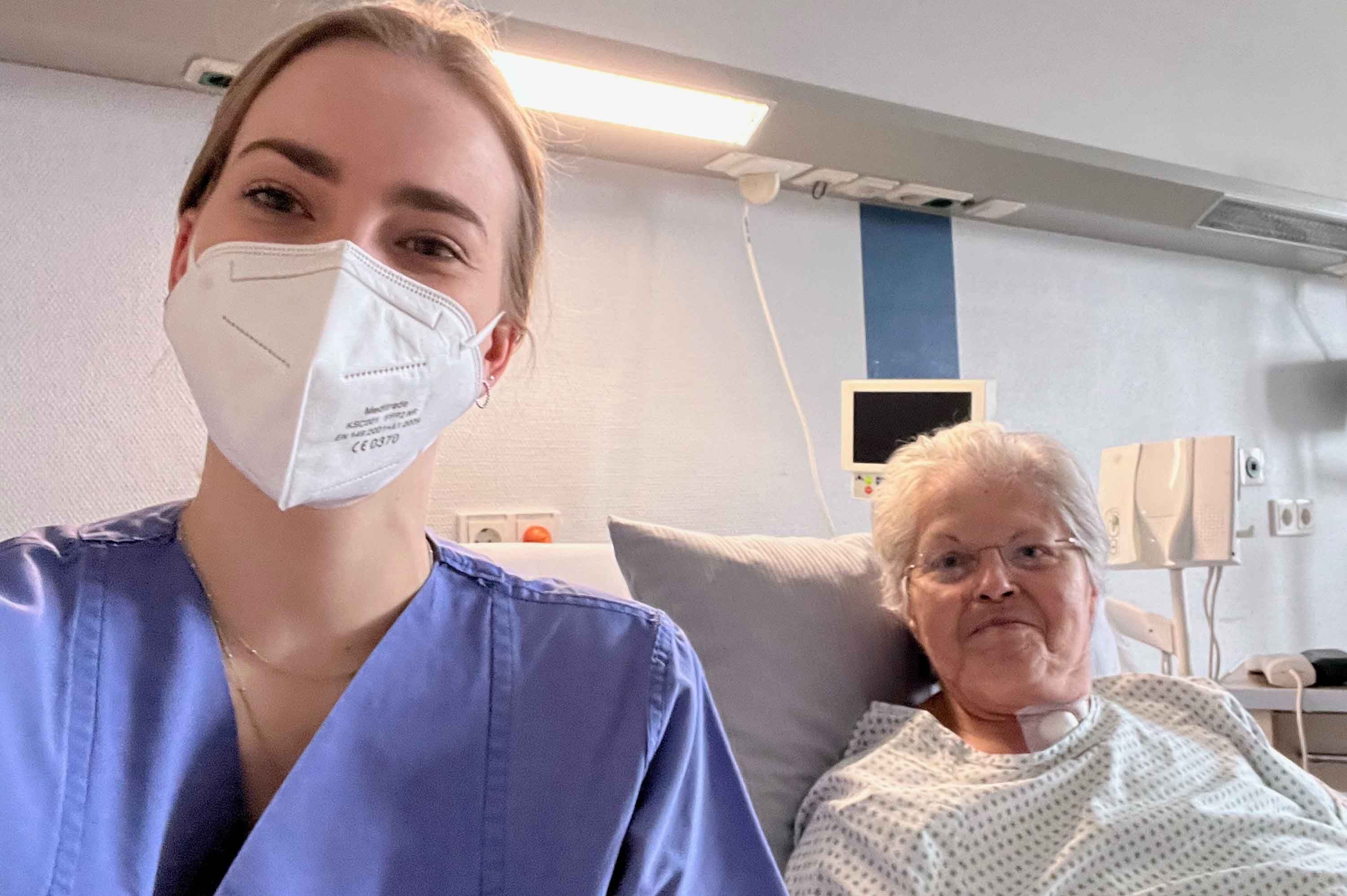 Gesundheits- und Krankenpflegerin mit genesener Corona-Patientin im Klinikum Saarbrücken auf dem Winterberg