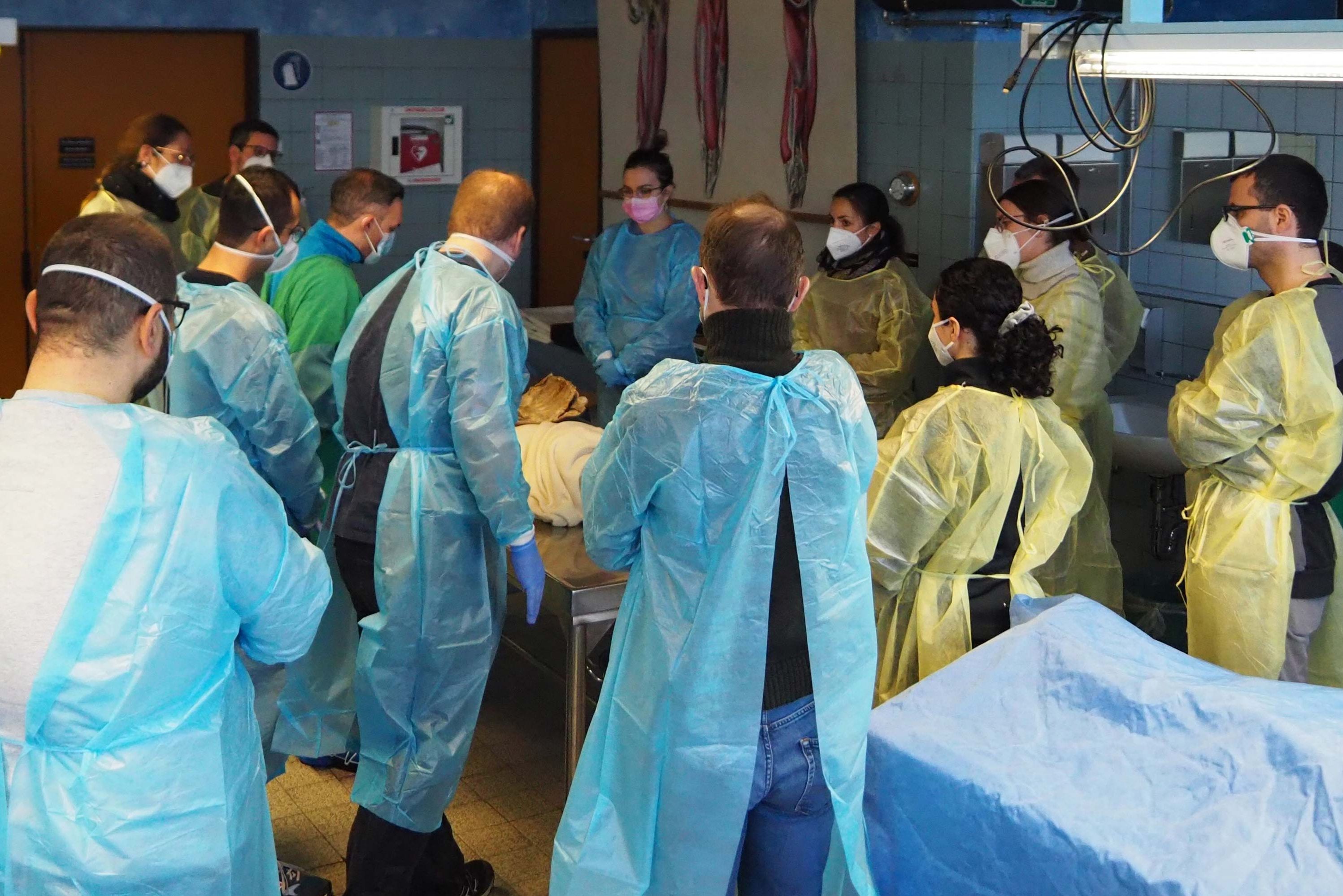 Medizinerinnen und Mediziner des Klinikums Saarbrücken trainieren in der Anatomie der Uniklinik des Saarlandes 
