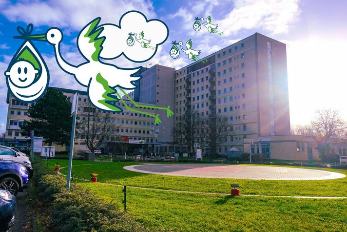 Über dem Gebäude des Klinikums Saarbrücken fliegen Störche mit Babys. Es soll zeigen, dass auf dem Winterberg besonders viele Kinder zur Welt kamen und kommen.