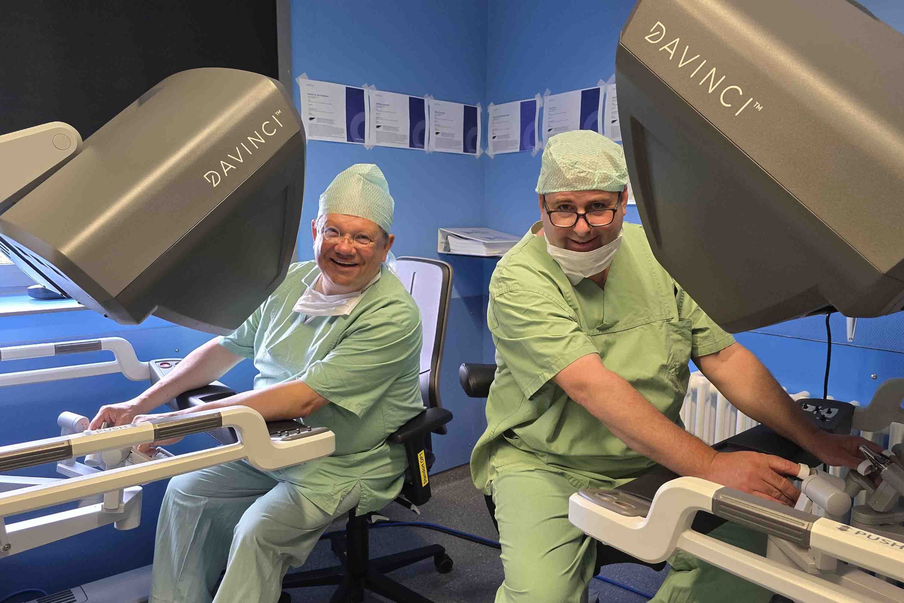 Zwei Gesundheitsminister, Dr. Magnus Jung und Dr. Andreas Philippi, testen den DaVinci-Operationsroboter am Klinikum Winterberg.