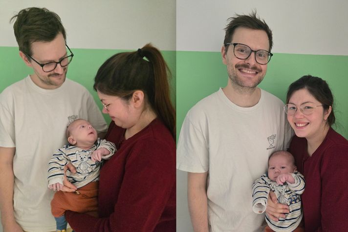 Papa und Mama mit ihrem Säugling auf dem Arm.