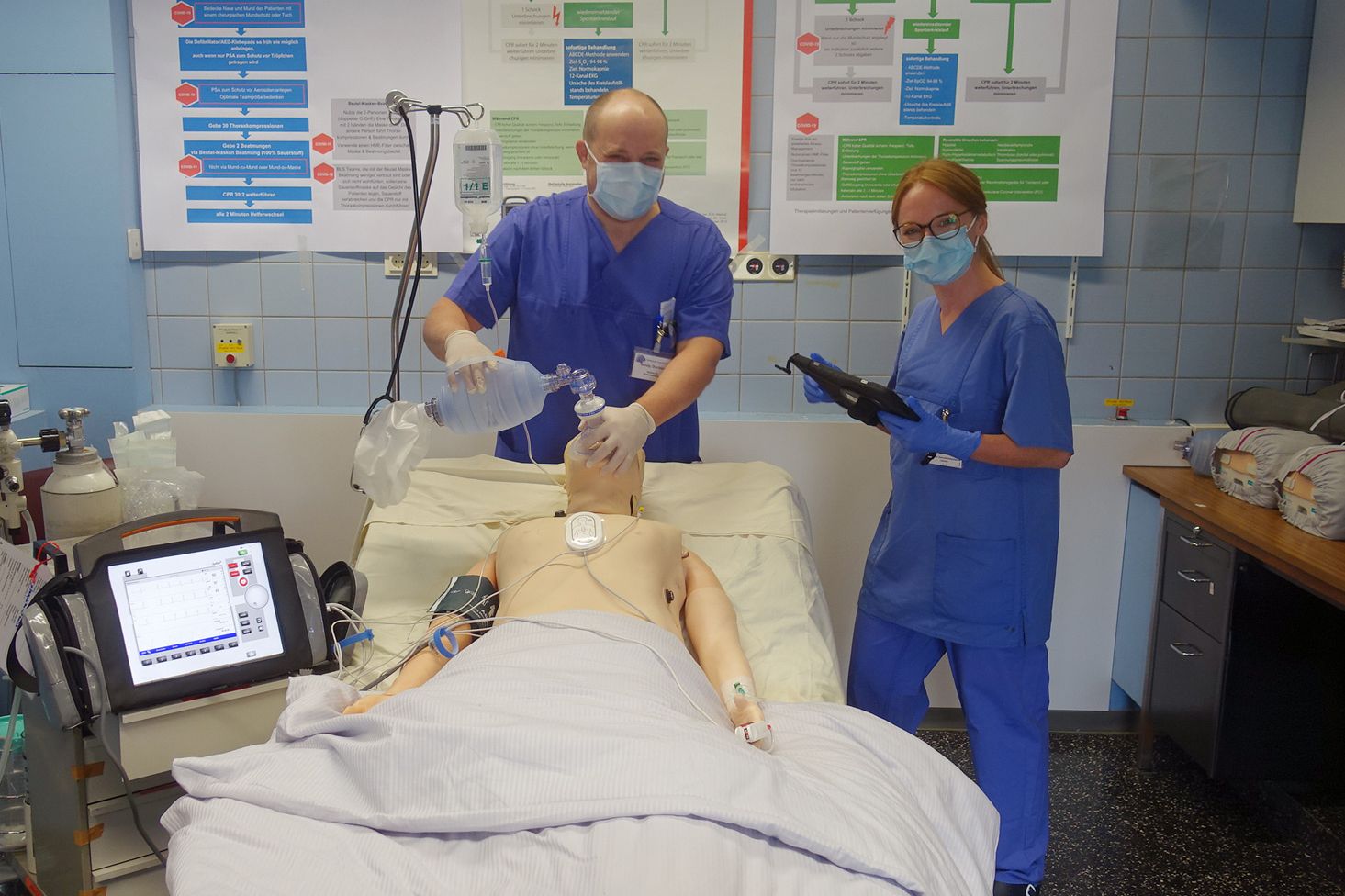 Zwei Pflegefachkräfte am Bett stehend im Simulationszentrum im Klinikum Saarbrücken 