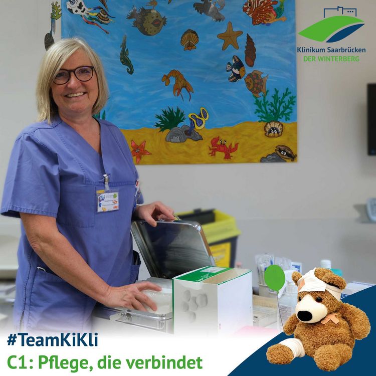 Serie #TeamKiKli: C1 – Pflege, die verbindet; Doris Dressler am Verbandswagen