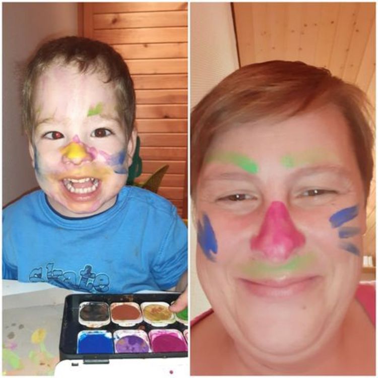 Fotocollage von Sohn und Mutter mit geschminkten Gesichtern 