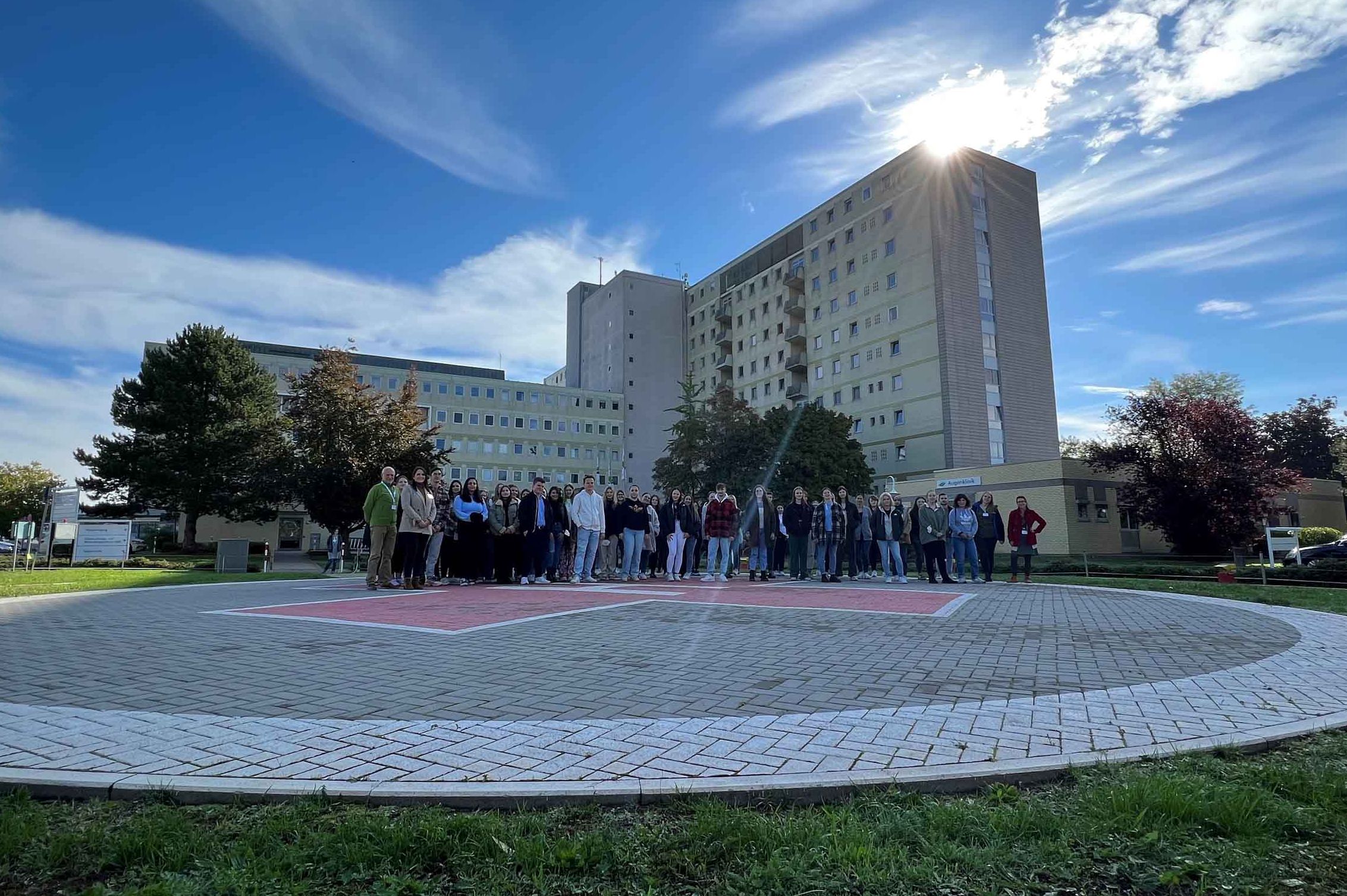 Ausbildungsstart 20221001 Gruppenfoto der neuen Auszubildenden auf dem Hubschrauberlandeplatz