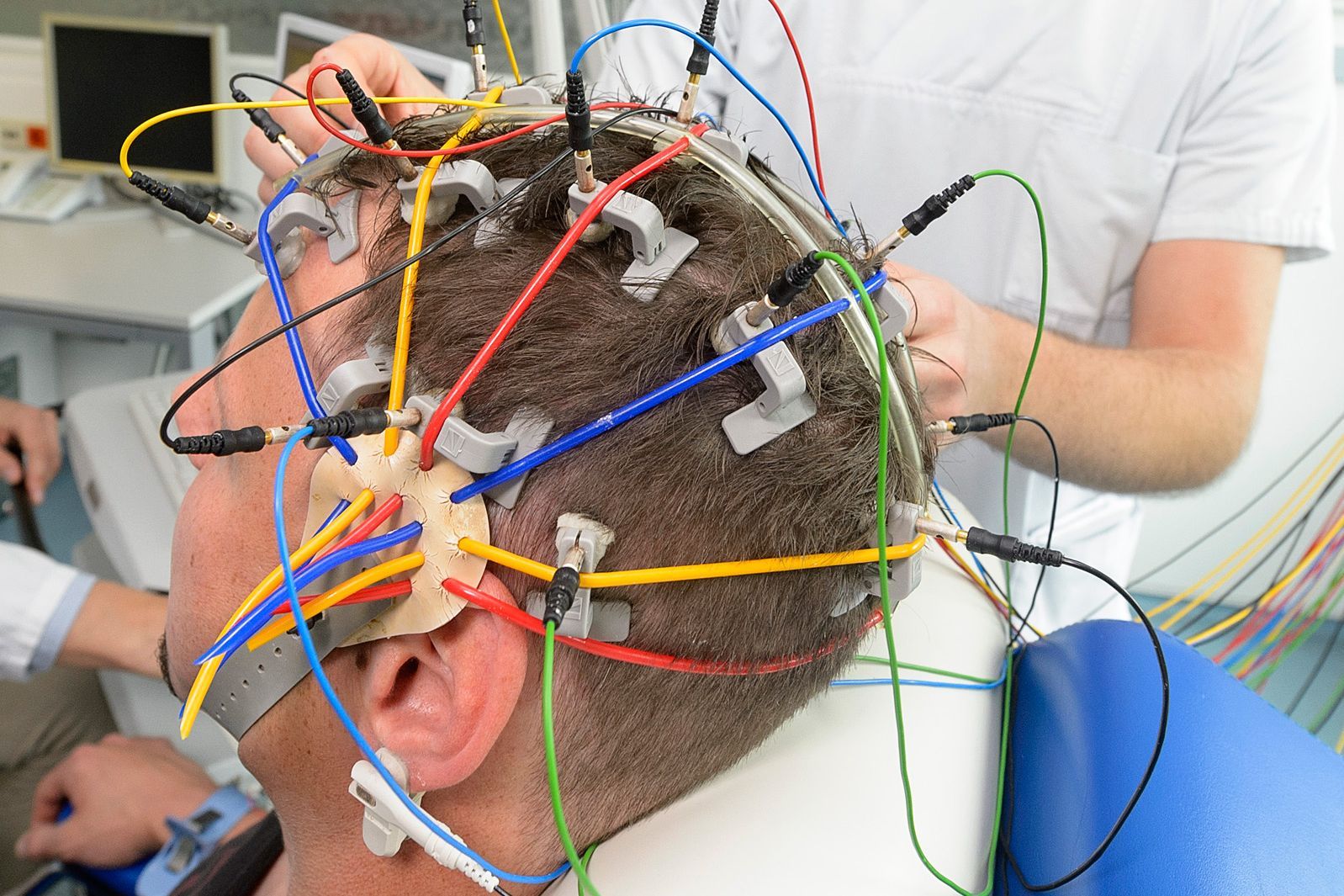 Messung der Hirnströme mittels EEG. 