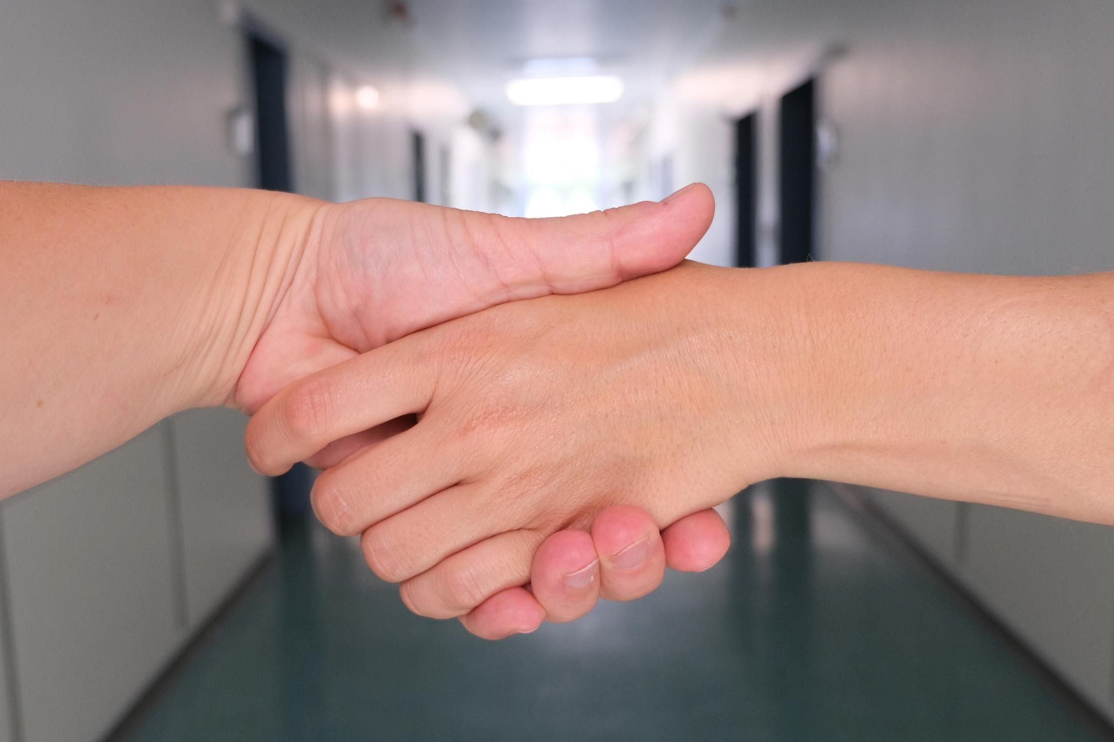 Hand in Hand: Unsere Netzwerkpartner unterstützen die Erkrankten und deren Familien vor, während und nach der Akutbehandlung im Darmkrebszentrum. 