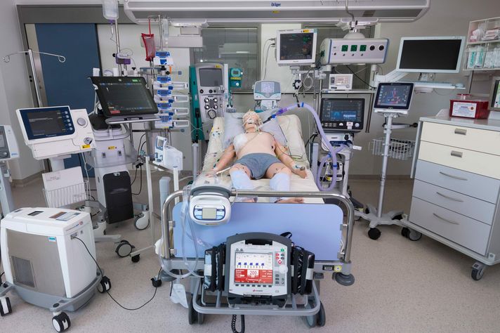 Ein gestellter Intensivpflegeplatz auf einer Intensivstation im Klinikum Saarbrücken