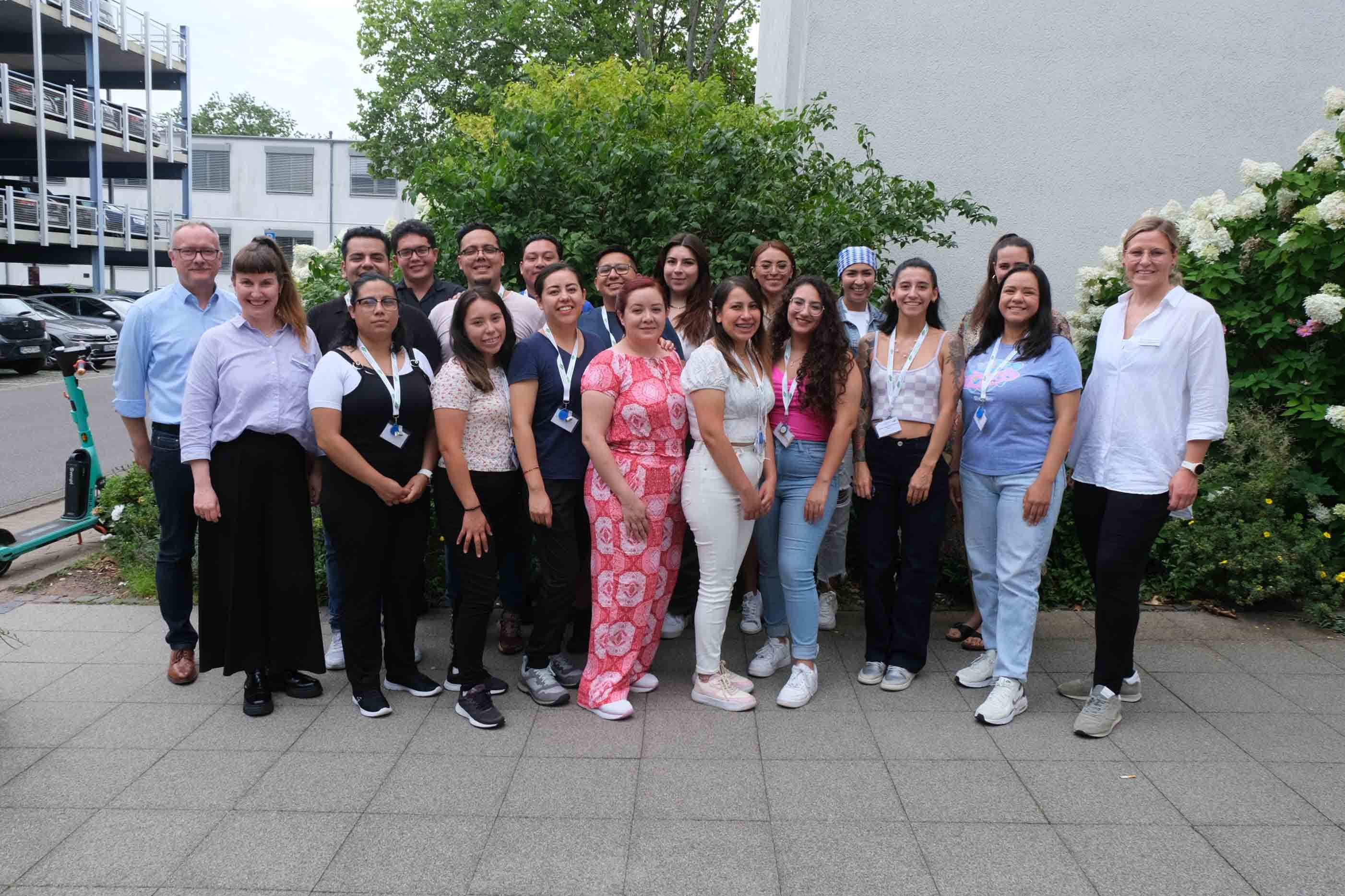 Ein Gruppenfoto der 17 mexikanischen Pflegekräfte gemeinsam mit zwei Arbeitsvermittlerinnen