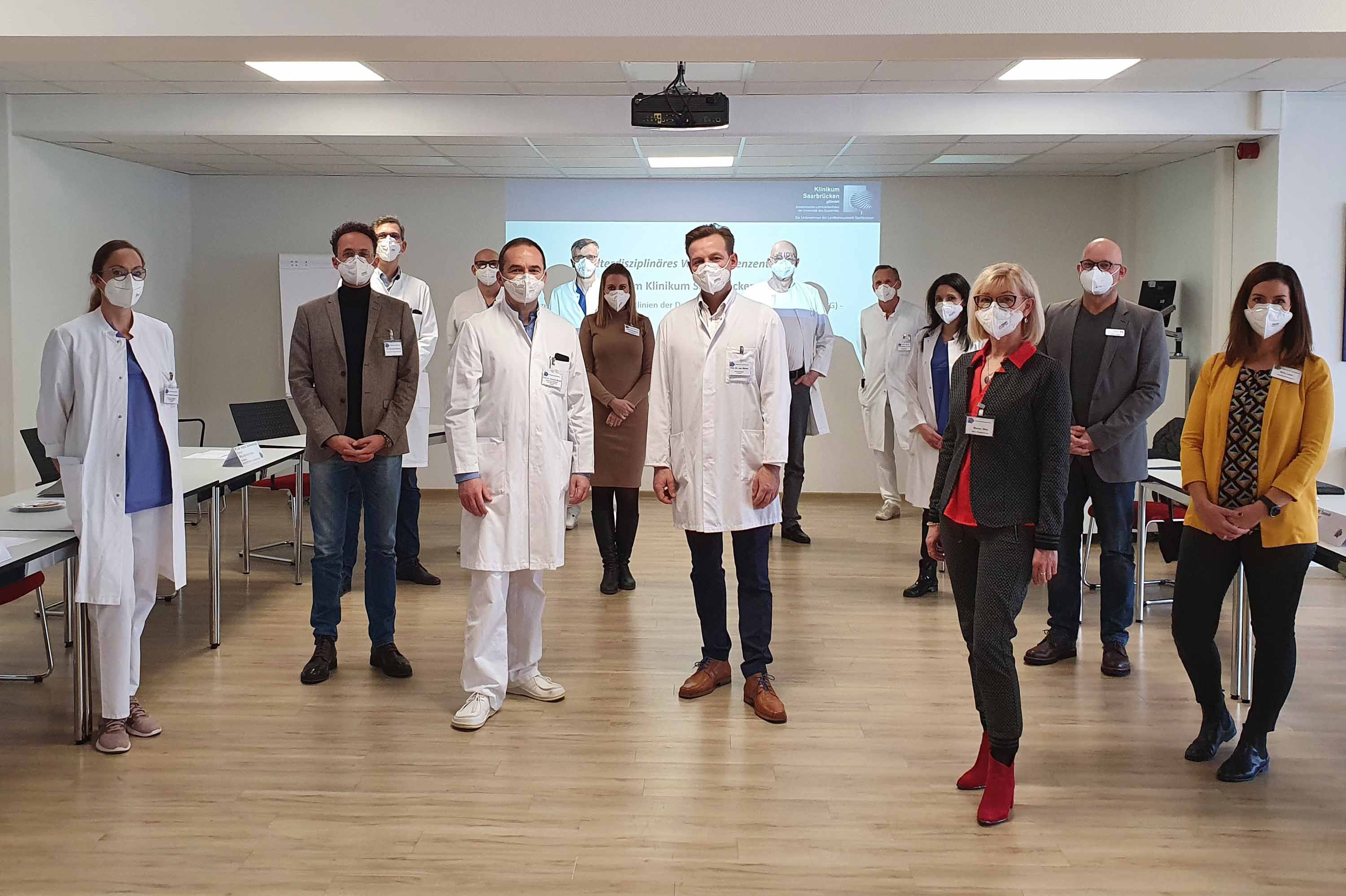 Ärzte und Fachpersonal zum Abschluss der Zertifizierung Wirbelsäulenzentrum im Klinikum Saarbrücken