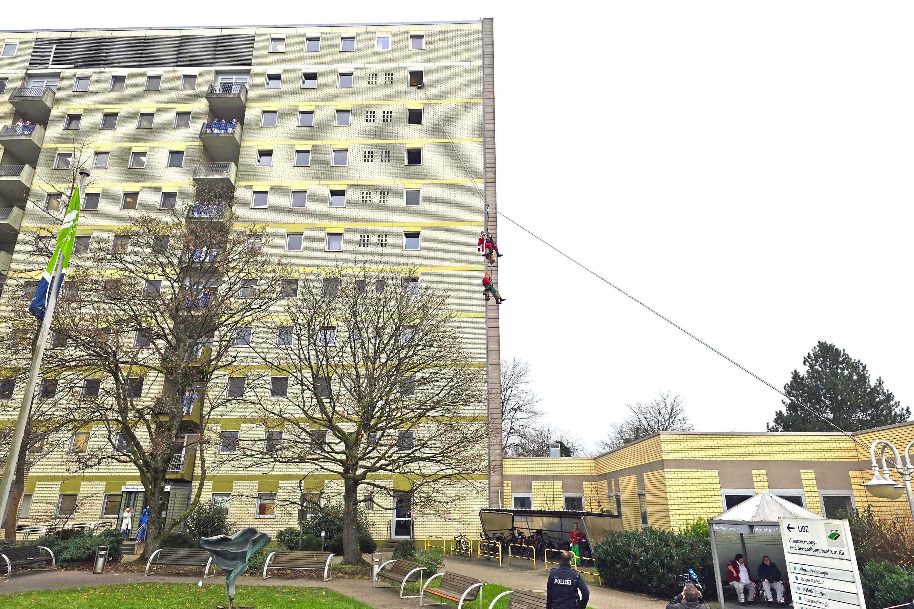 Abseilaktion des Weihnachtsmanns an der Fassade des Klinikums.