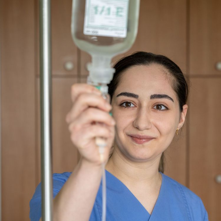 Pflegefachkraft stellt eine Infusion in einem Patientenzimmer im Klinikum Saarbrücken richtig ein