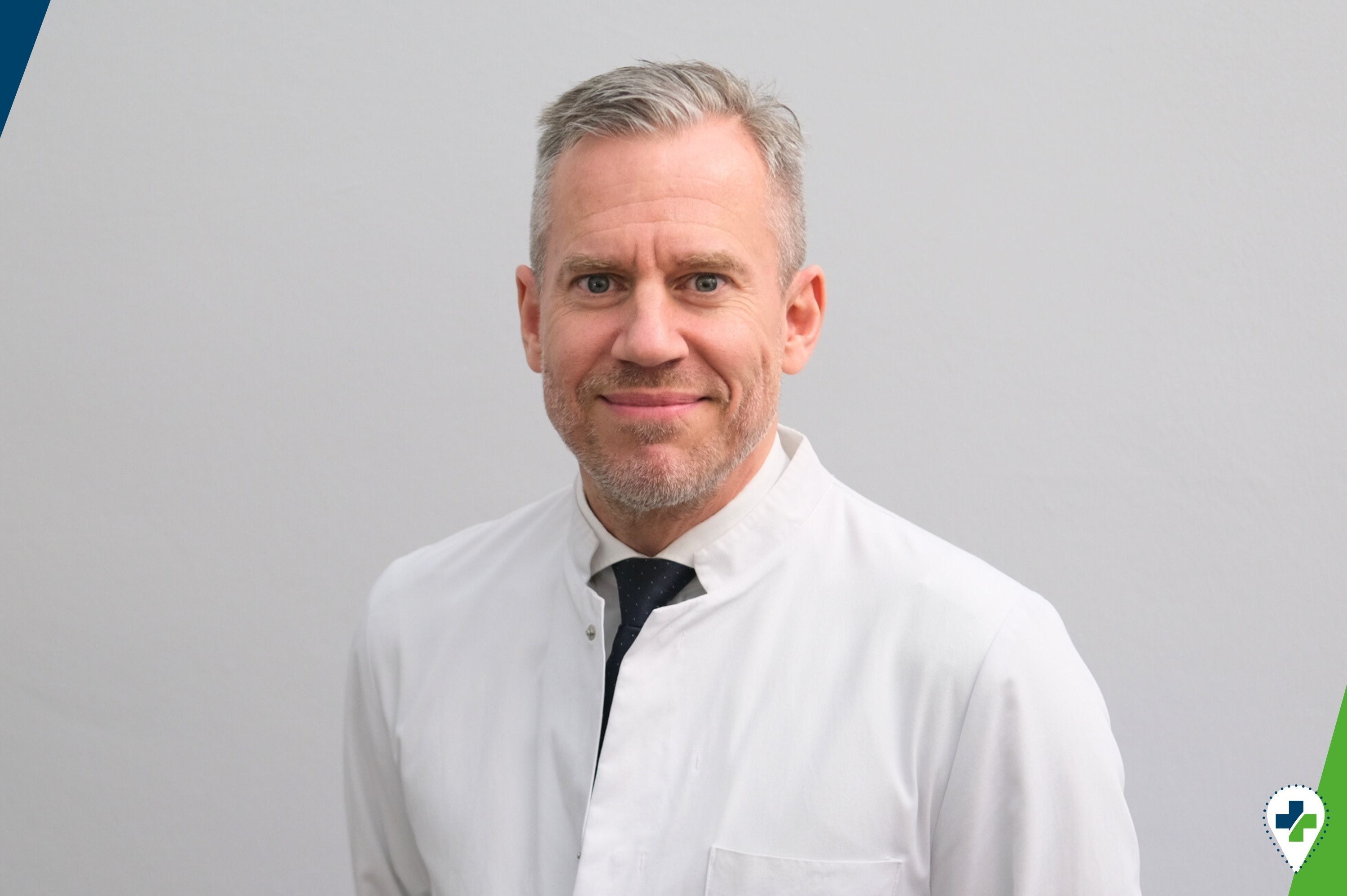 Portraitfoto Prof. Dr. Florian Custodis, Chefarzt der Kardiologie, mit dem Icon der Serie "Medizin im Dialog" (blau-grünes Kreuz in einem Standort-Icon)