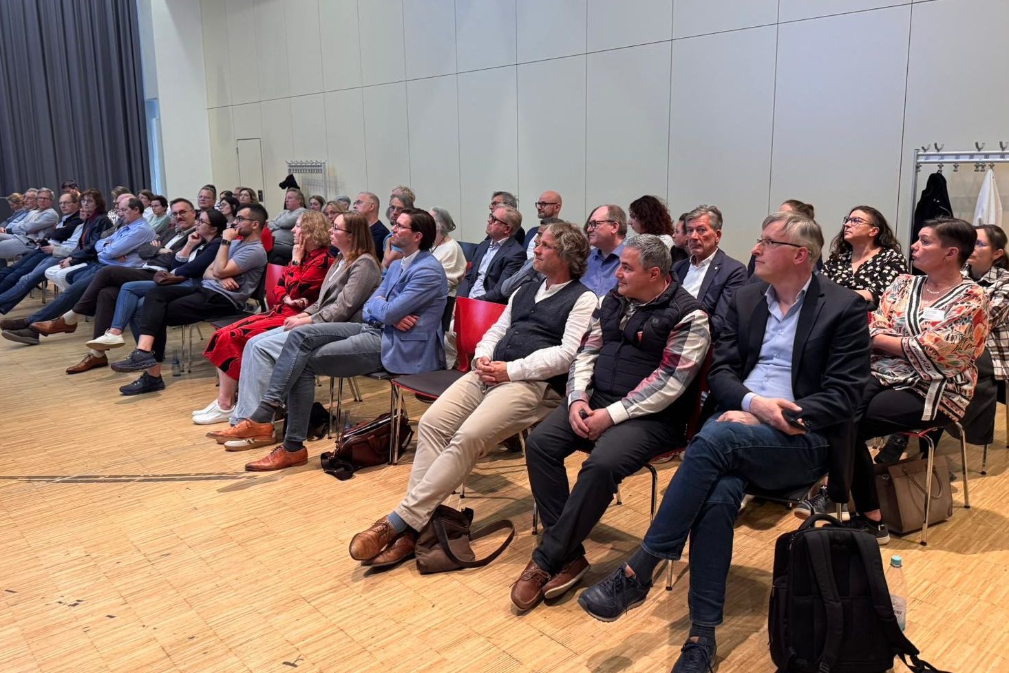 Das Foto zeigt einen Blick auf die Besucherplätze bei der Eröffnung des Lungenkrebszentrums Saar.