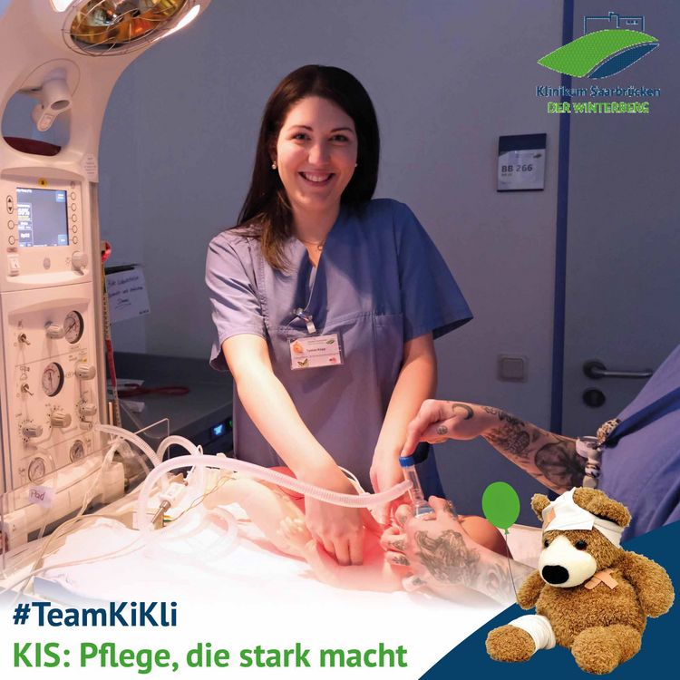 Serie #TeamKiKli: KIS – Pflege, die stark macht; Kinderkrankenpflegerin Tanina Kopp beim Reanimationstraining an Simulationspuppe Paul
