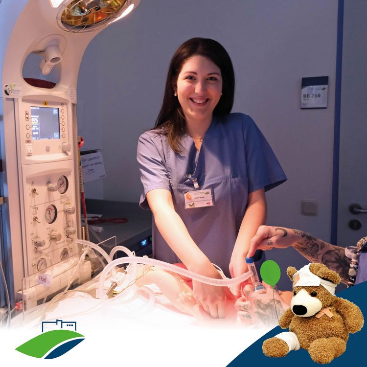 Serie #TeamKiKli: KIS – Pflege, die stark macht; Kinderkrankenpflegerin Tanina Kopp beim Reanimationstraining an Simulationspuppe Paul