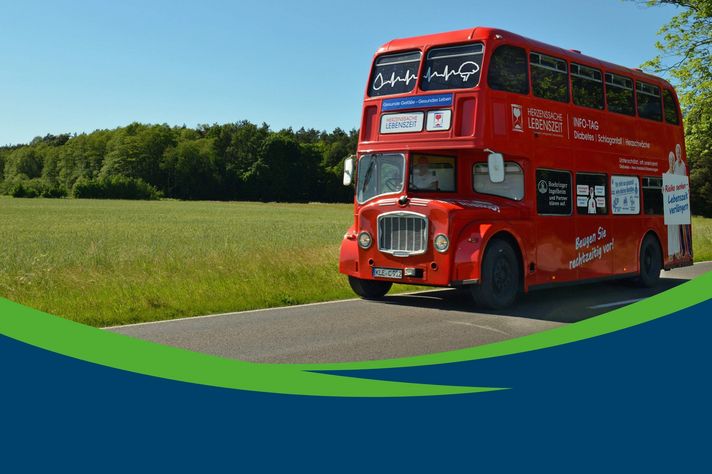 Rote Doppeldecker-Infobus der Aufklärungskampagne „Herzenssache Lebenszeit"