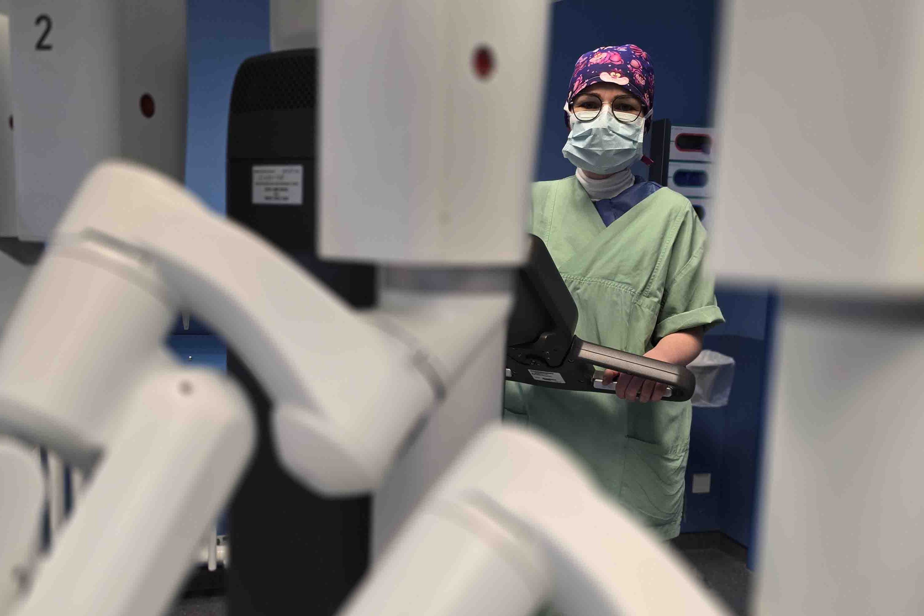 Operationstechnische Assistentin verschiebt die Konsole des DaVinci-Operationsroboters.
