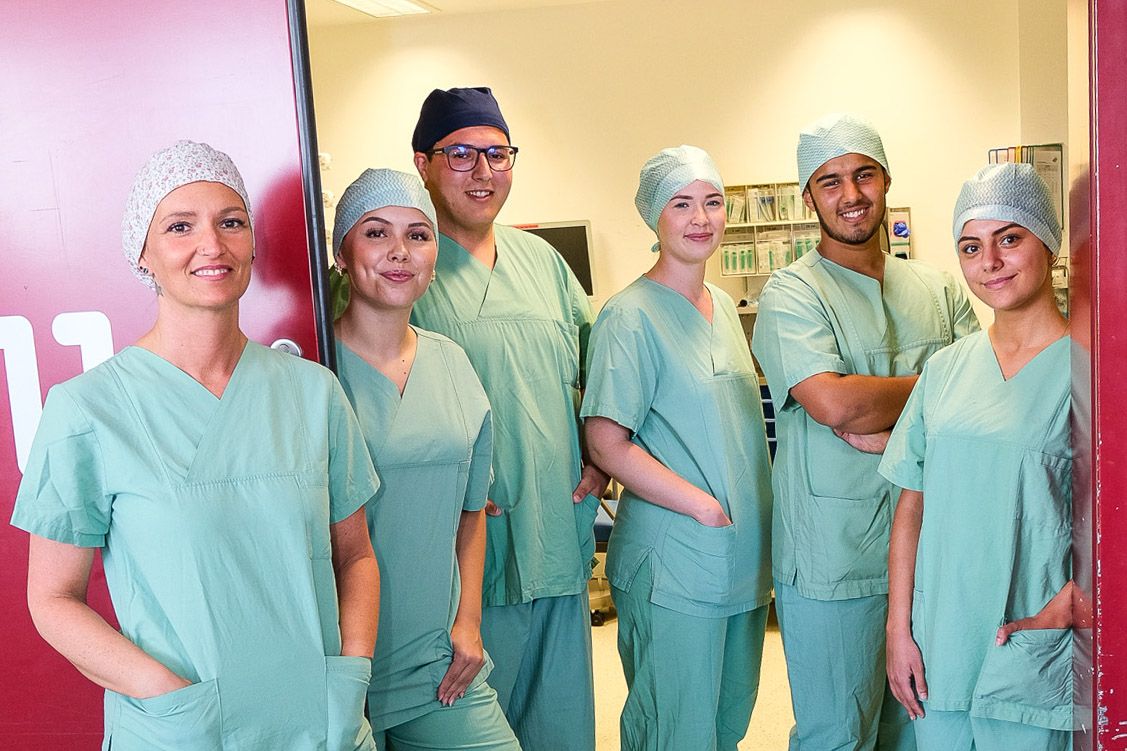 Gruppenfoto: Auszubildende im Beruf ATA und OTA im Zentral-OP auf dem Winterberg