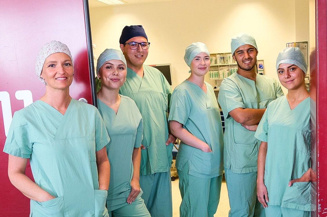 Gruppenfoto: Auszubildende im Beruf ATA und OTA im Zentral-OP auf dem Winterberg