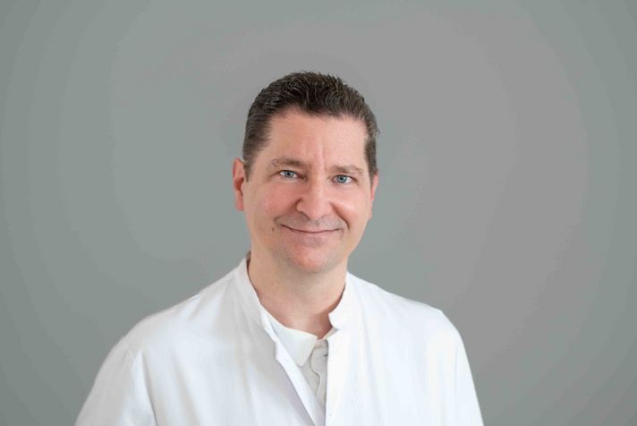 Ein Portrait von Dr. Akram Gharbi