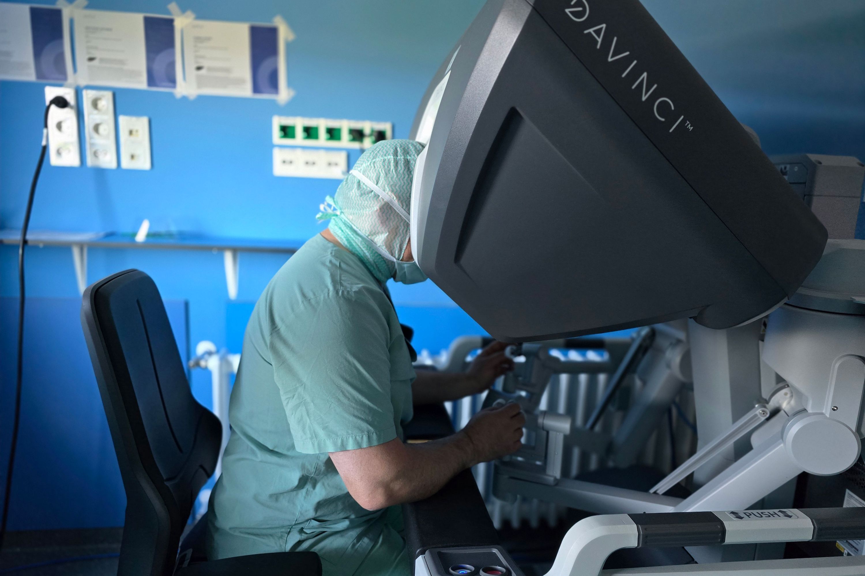 Alexander Gamrekeli, Sektionsleiter Thoraxchirurgie, am DaVinci-Operationsroboter.
