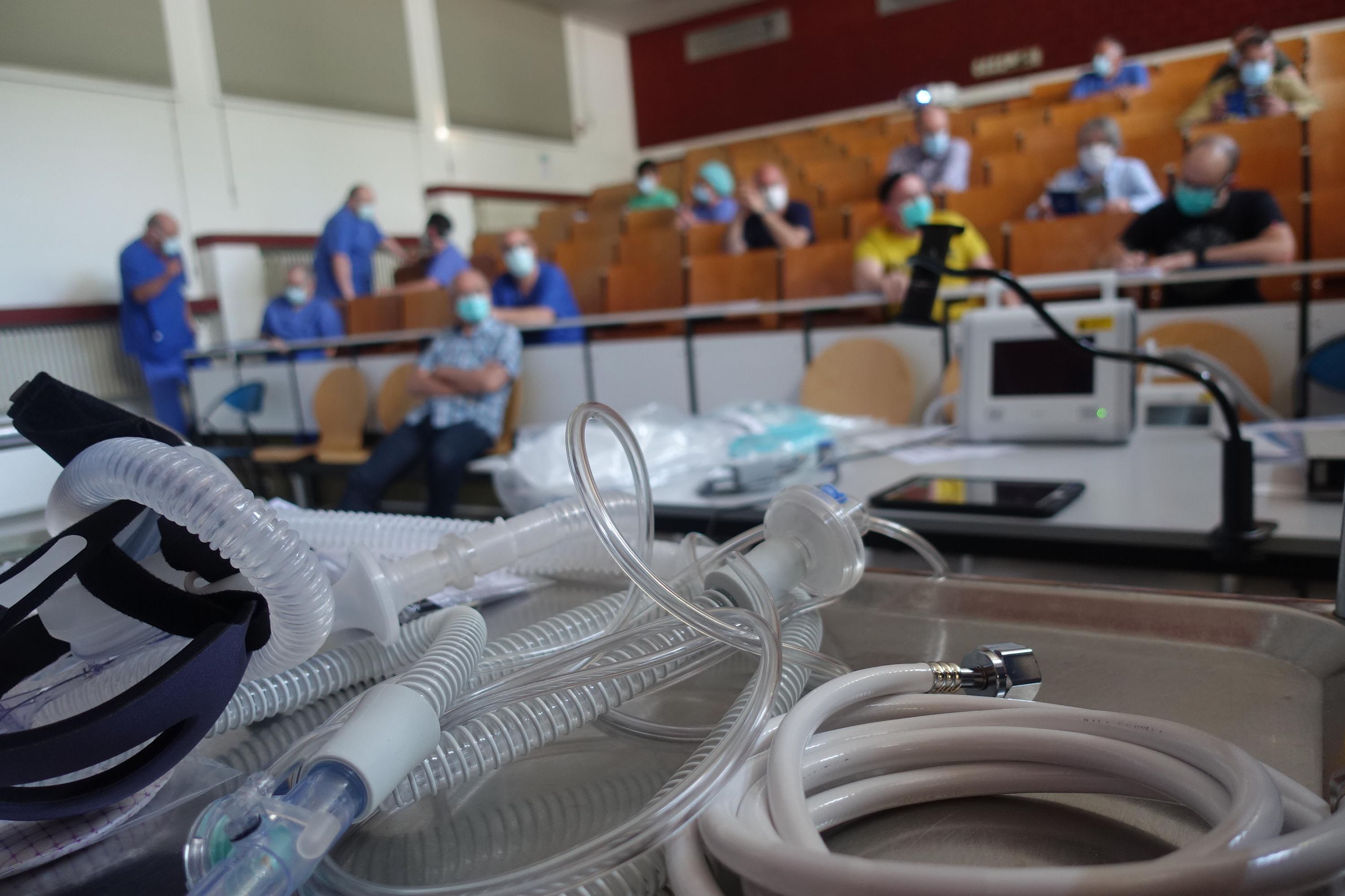 Einweisung in die Nutzung bundes- und landesfinanzierter Beatmungsgeräte für saarländische Krankenhäuser im Hörsaal des Klinikums Saarbrücken