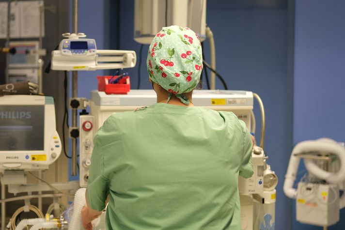 Änästhesietechnische Assistentin (in der Rückansicht) im OP des Klinikums Saarbrücken am Narkosegerät