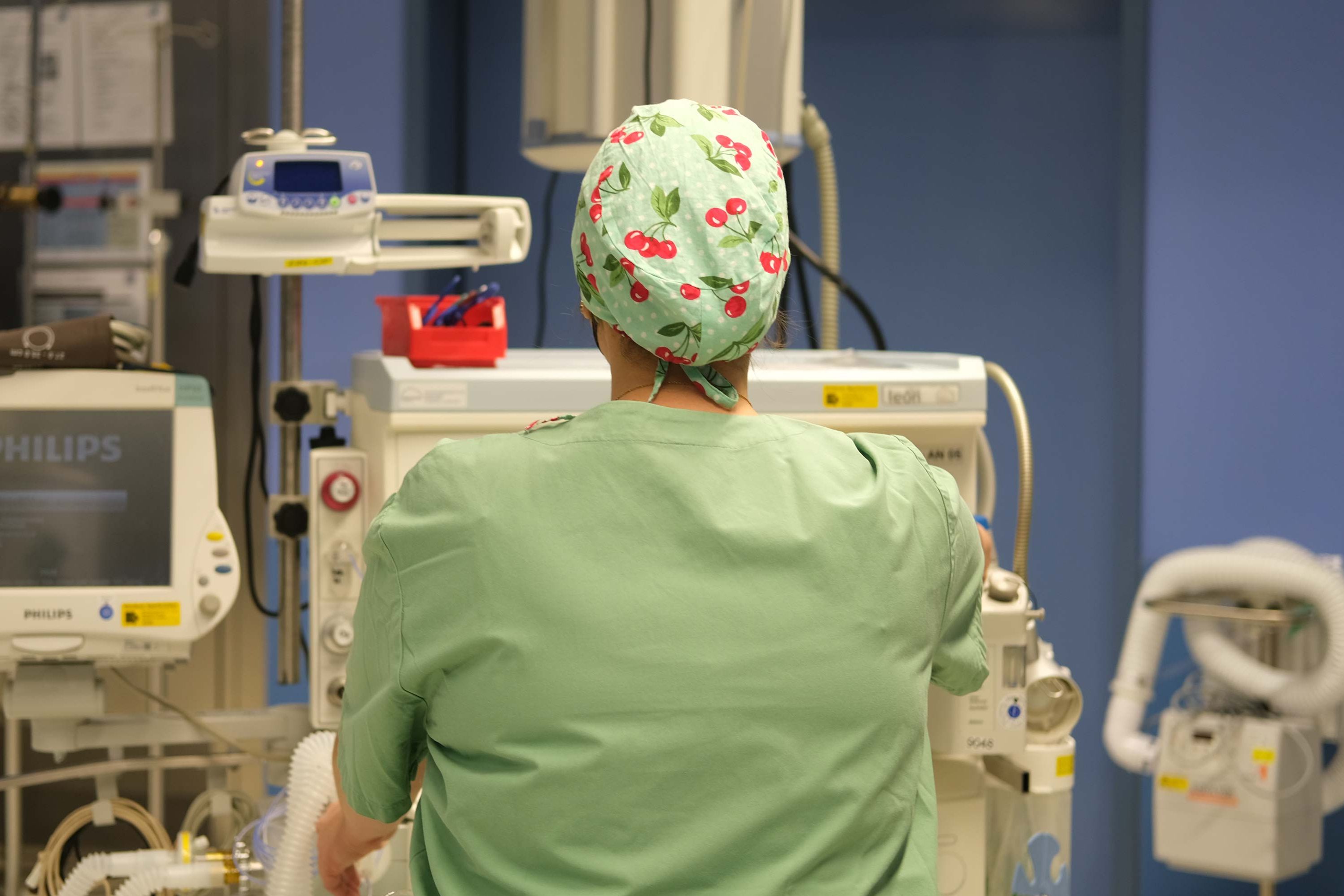 Änästhesietechnische Assistentin (in der Rückansicht)  im OP des Klinikums Saarbrücken am Narkosegerät 