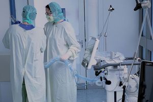 Intensivpflegekräfte in Schutzausrüstung im Klinikum Saarbrücken
