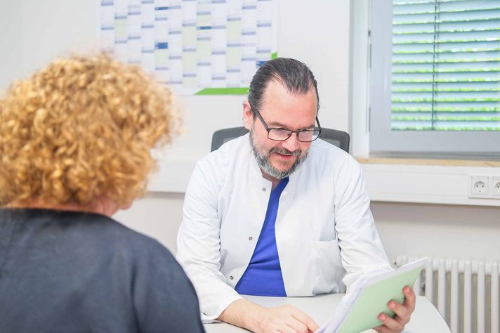 Onkologe Gregg Frost im Gespräch mit Patientin