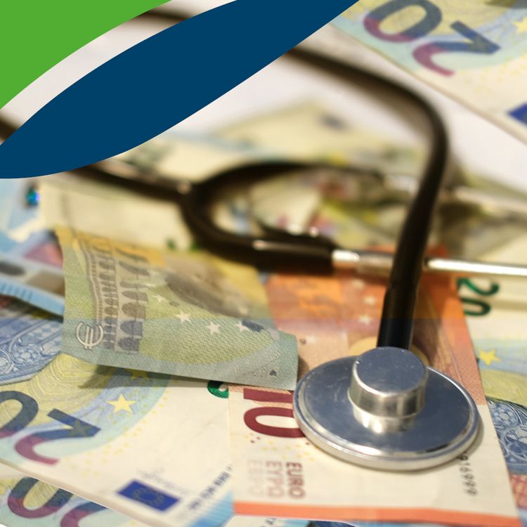 Geldscheine auf denen ein Stethoskop liegt, oben links: Teile des Logos vom Klinikum Saarbrücken