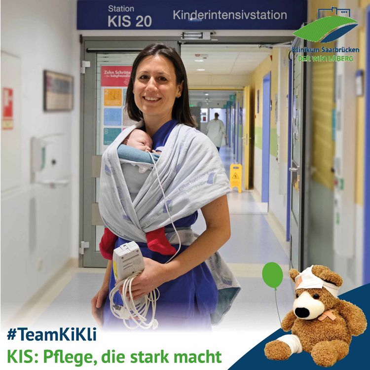 Serie #TeamKiKli: KIS – Pflege, die stark macht; stellvertretende Stationsleiterin Bianka Lambert mit Puppe im Tragebuch vor der Kinderintensivstation