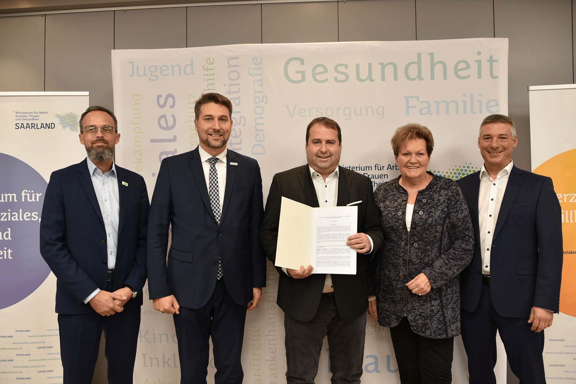 v.l.n.r.: Dr. Christian Braun, Geschäftsführer und Ärztlicher Direktor des Klinikums Saarbrücken, Uwe Conradt, Oberbürgermeister der Stadt Saarbrücken, Dr. Magnus Jung, Gesundheitsminister des Saarlandes, Monika Bachmann, Vorsitzende der cts-Gesellschafterversammlung, Alexander Funk, Vorsitzender der Geschäftsführung der Caritas Trägergesellschaft Saarbrücken mbH