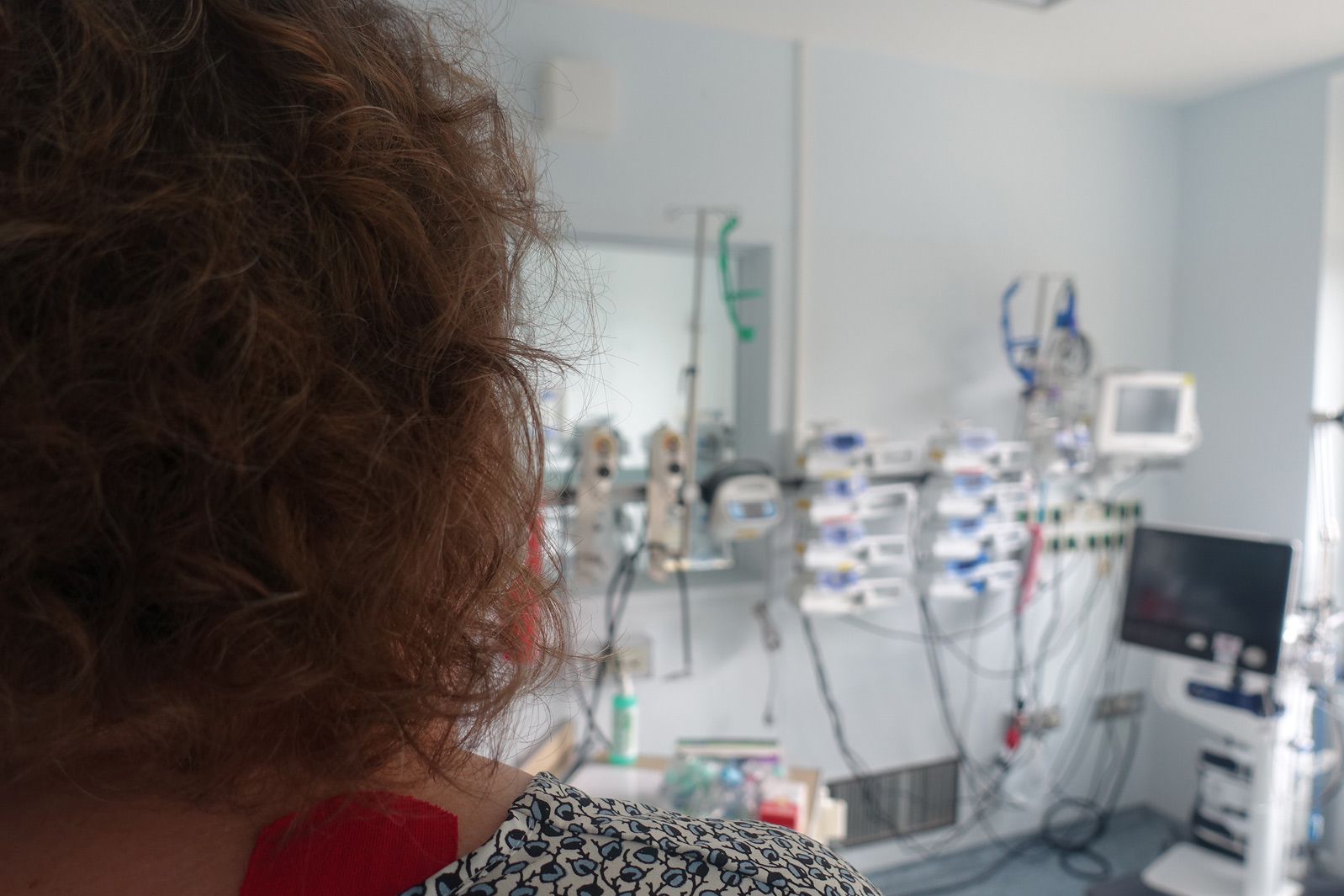 Weibliche Person blickt in ein Intensivzimmer im Klinikum Saarbrücken