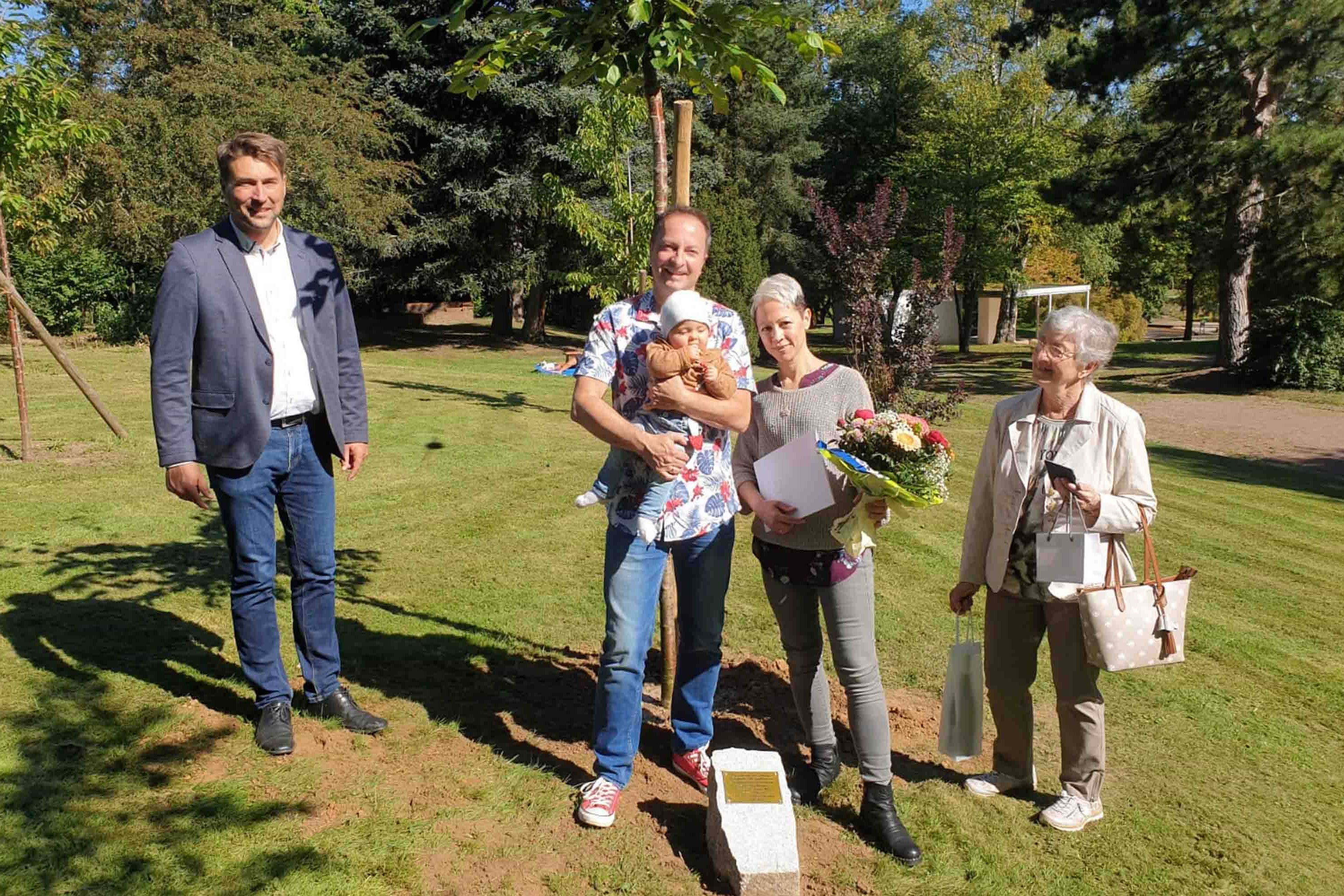 Baumpflanzung im Deutsch-Französischen Garten in Saarbrücken (Foto: Landeshauptstadt Saarbrücken)