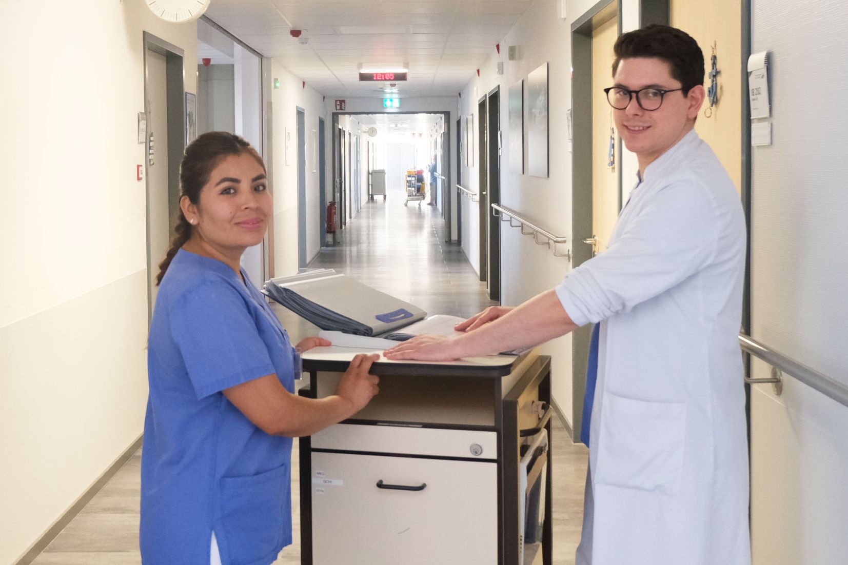 Internationale Fachkräfte im Klinikum Saarbrücken: Arzt bespricht mit Pflegekraft Akten