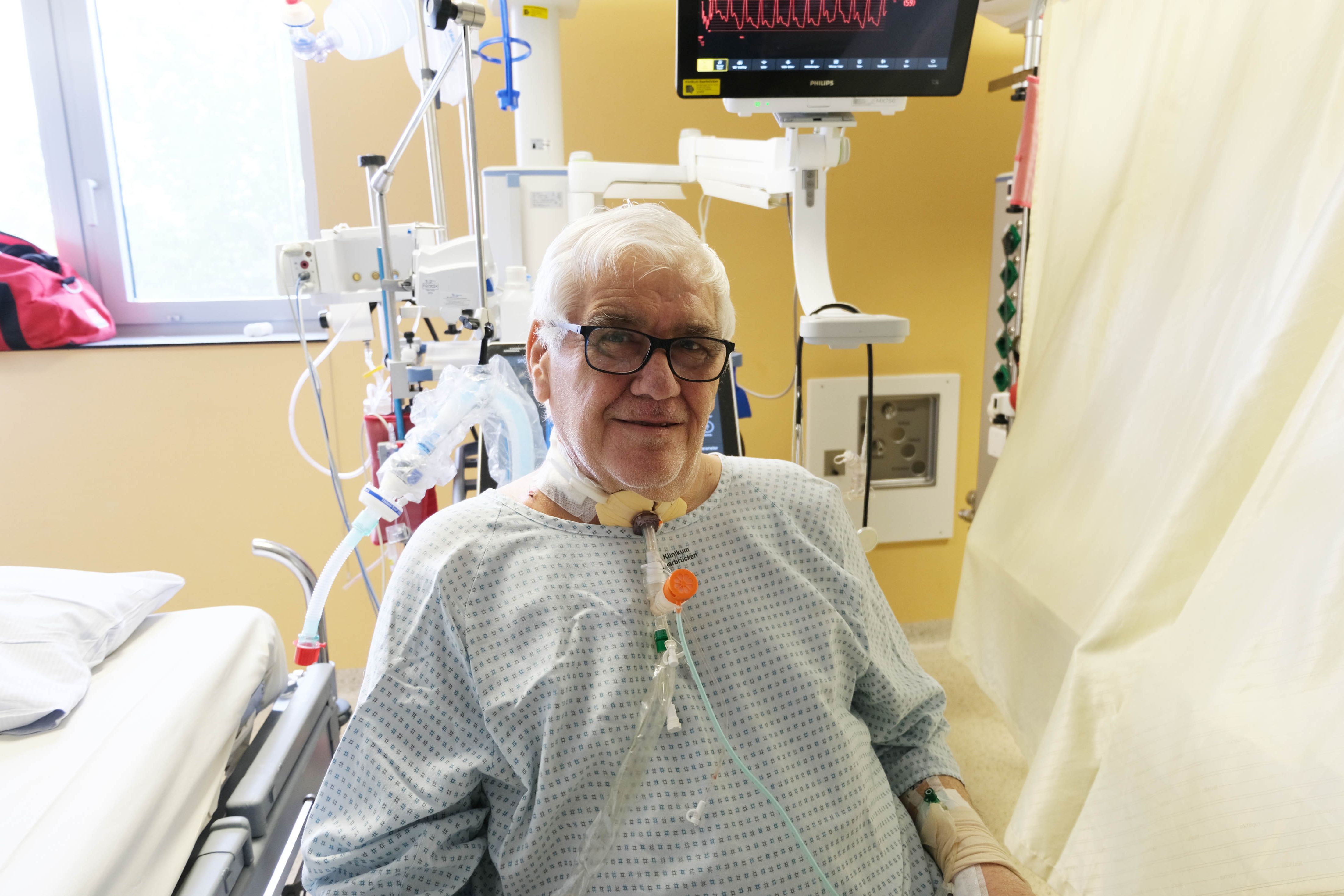 Ehemaliger Blutspender Horst Schmidt im Klinikum Saarbrücken nach einer Bluttransfusion