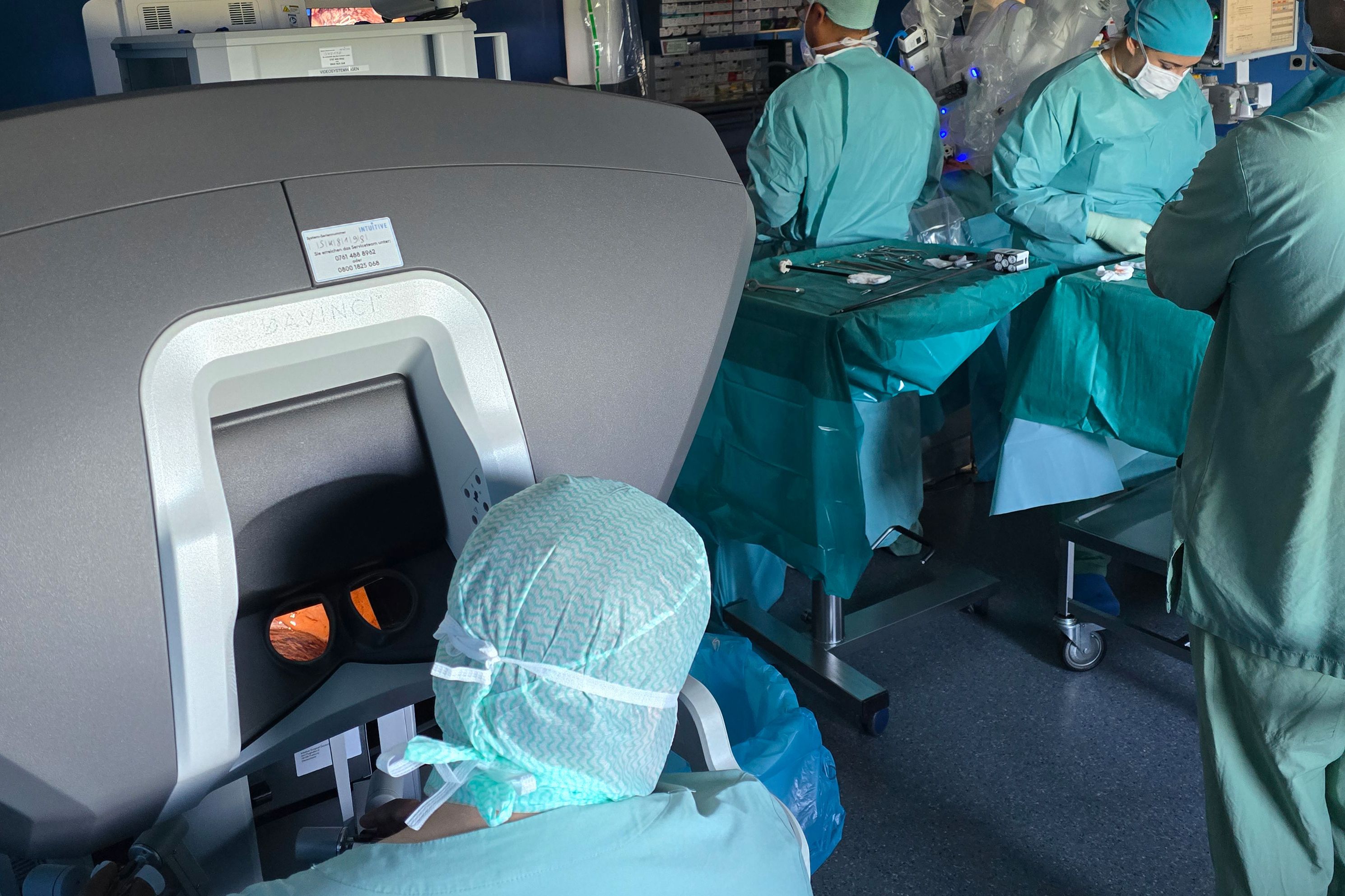 Operateur am DaVinci-Operationsroboter während einer Op. 