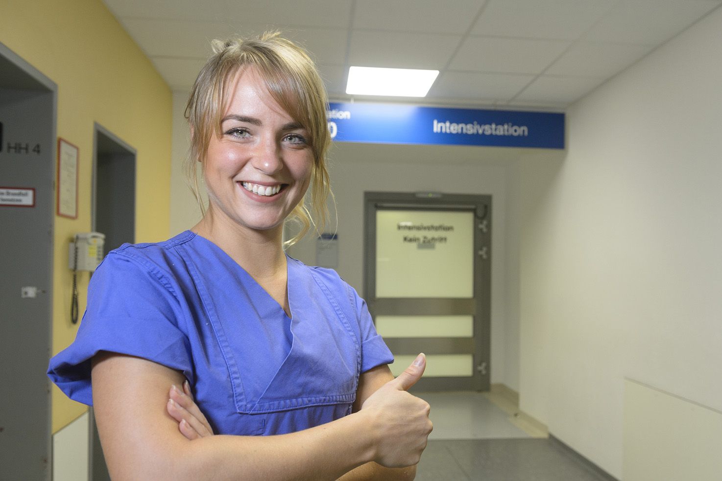 Gesundheits- und Krankenpflegerin mit Fachweiterbildung Monique Fischer vor der Intensivstation des Klinikums Saarbrücken