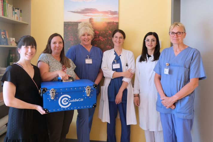 Der Vorstand des Vereins Sternenkinder Saarland überreicht dem Team des Perinatalzentrums Level 1 im Klinikum Saarbrücken einen gespendeten CuddleCot