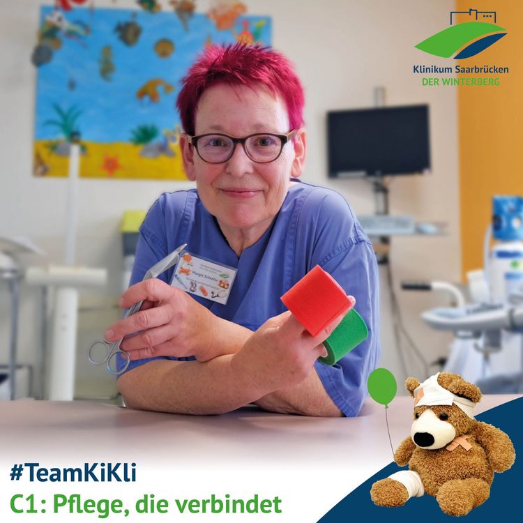Serie #TeamKiKli: C1 – Pflege, die verbindet; Margit Schiefer mit Verbandsmaterial