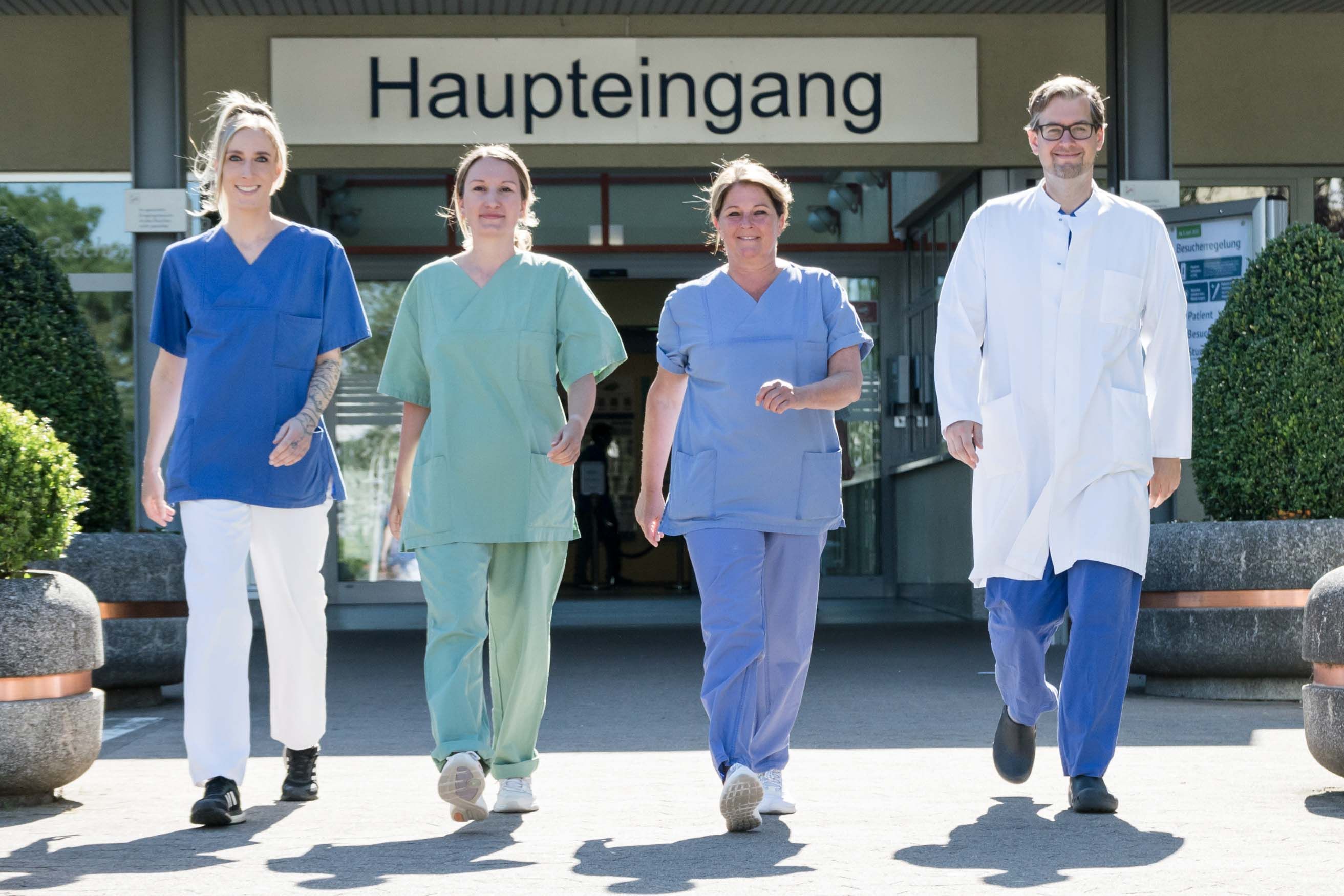Vier Kolleginnen und Kollegen aus dem Team Winterberg vor dem Klinikum Saarbücken 