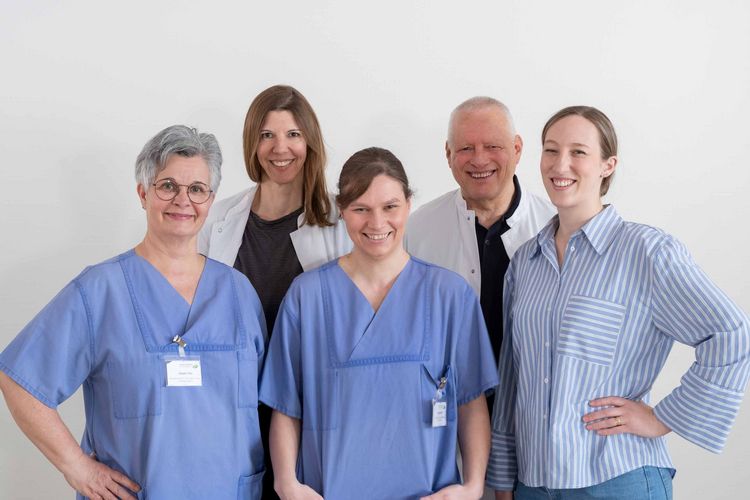 Team der Psychoonkologie im Klinikum Saarbrücken vor einer weißen Wand