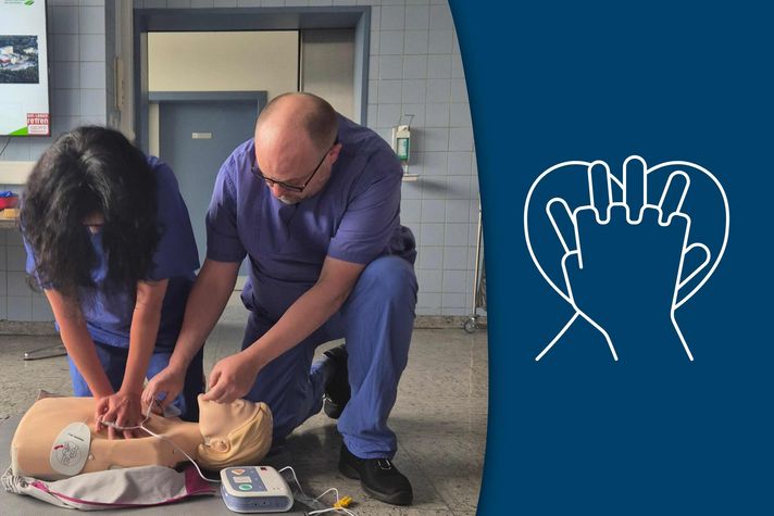 Mitarbeitende des Klinikums Saarbrücken bei der Demonstration der Herzdruckmassage sowie ein Icon, das diese symbolisiert