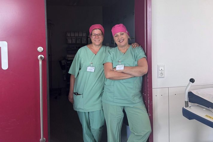 OP-Leiterin Annette Steinmetz läuft über einen Flur im Zentral-OP des Klinikums Saarbrücken.
