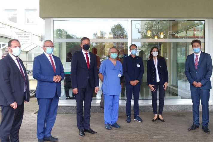 Delegation vor dem Klinikum Saarbrücken Winterberg