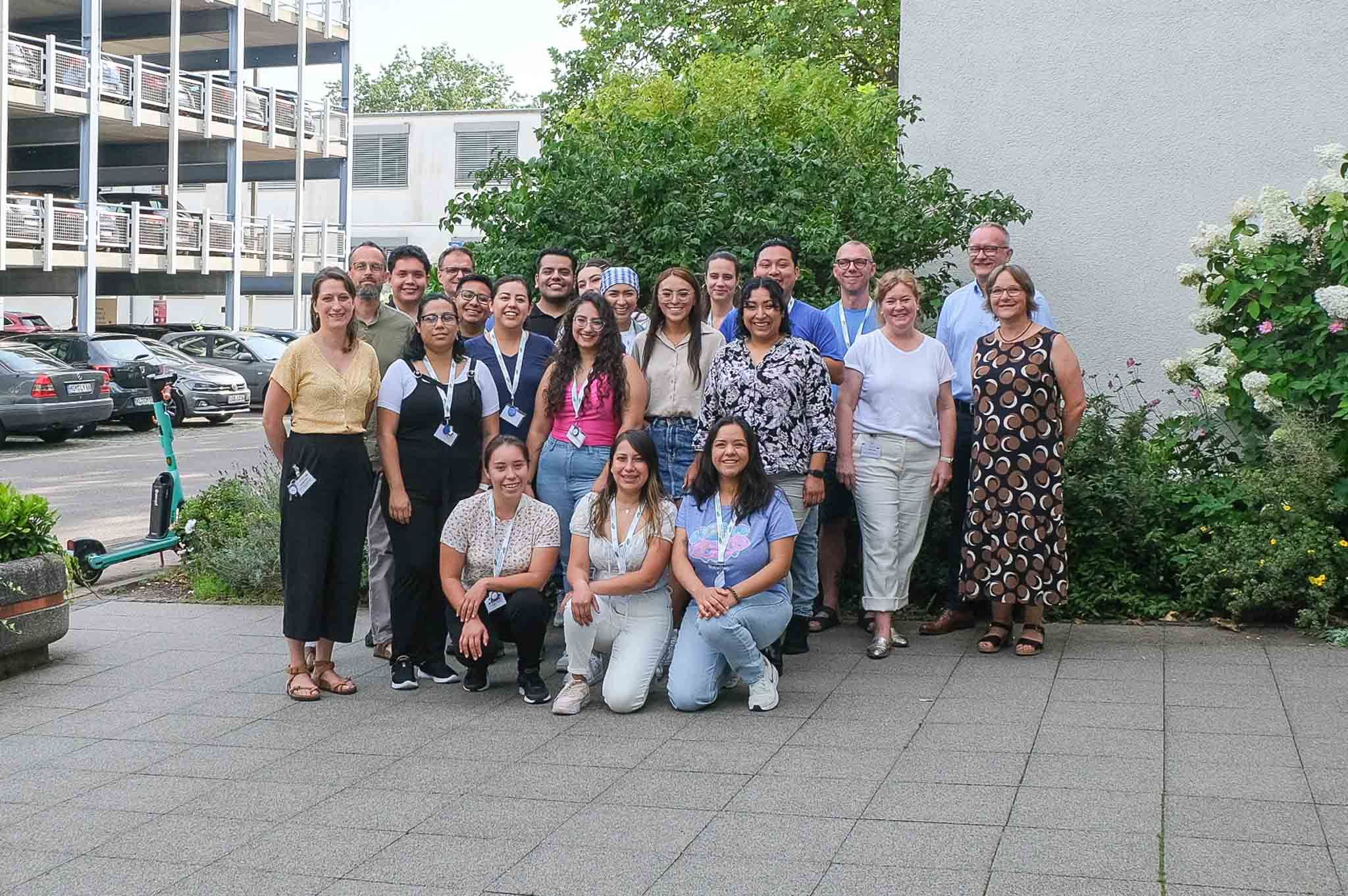 Ein Gruppenfoto mit den neuen mexikanischen Pflegekräften im Klinikum Saarbrücken